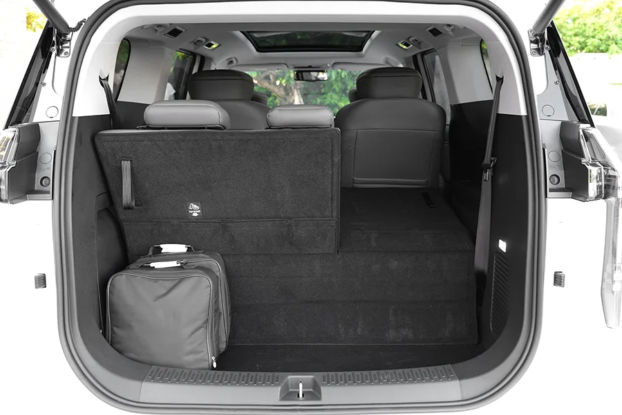 Flexible luggage space in the rear of the CABBY VIP taxi